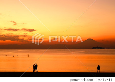 黃昏的逗子海灘，看日落的人們 96417611