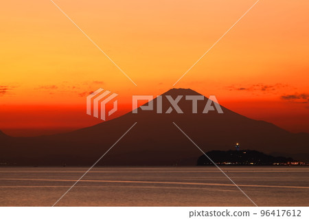 秋天黃昏的逗子海岸，染成橙色的富士山和江之島 96417612
