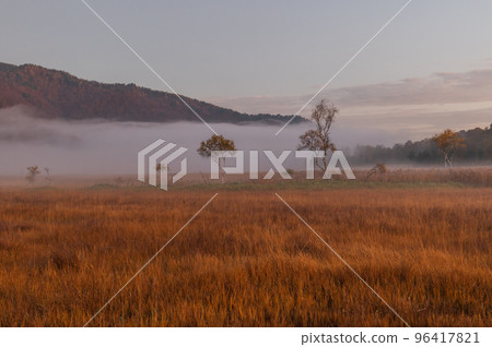秋天的尾瀨 夢幻般的早晨風景 秋天的尾瀨 夢幻般的早晨風景 96417821