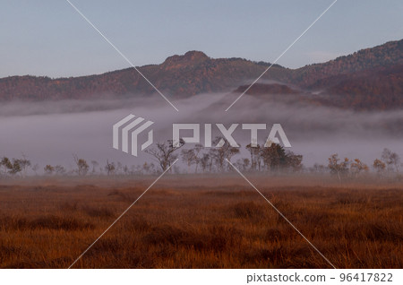 秋天的尾瀨 夢幻般的早晨風景 秋天的尾瀨 夢幻般的早晨風景 96417822