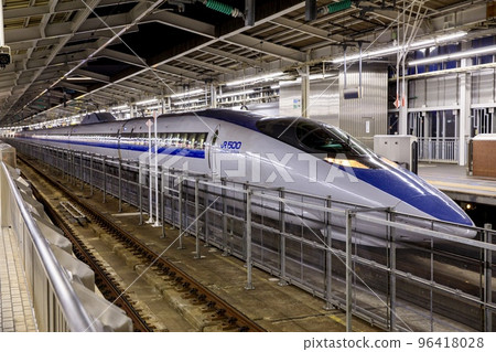 500 系列新幹線 Kodama 列車停靠在新大阪站 500 系列新幹線 Kodama 列車停靠在新大阪站 96418028
