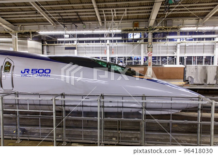 500 系列新幹線 Kodama 列車停靠在新大阪站 500 系列新幹線 Kodama 列車停靠在新大阪站 96418030