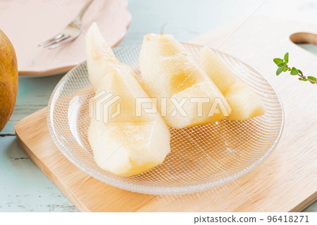 Peeled Ripe La France 96418271