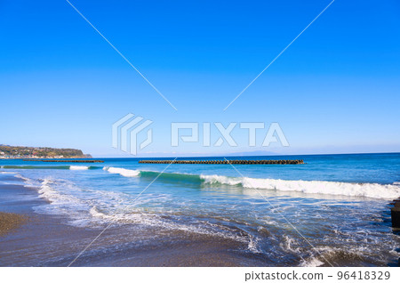 [Shizuoka Prefecture] February, blue sky and Kawazuhama beach 96418329