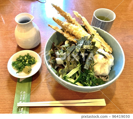 Bukkake and delicious wild vegetable burdock tempura soba Bukkake and delicious wild vegetable burdock tempura soba 96419030