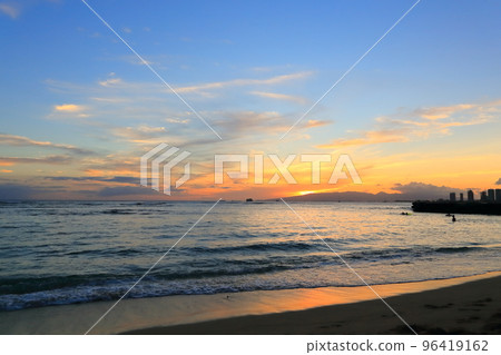 夏威夷威基基海灘的日落美景 96419162