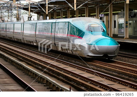 E5/H5 series at Oyama Station on the Tohoku Shinkansen 96419265