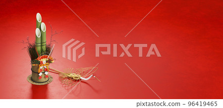 Crane 的 mizuhiki 和 kadomatsu 放在紅色背景上/新年，新年賀卡，帶有復制空間的新年背景圖像 96419465