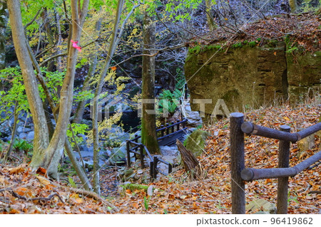 Yuhi Falls Trail 96419862