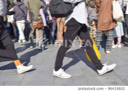 walk through the crowds 96419882