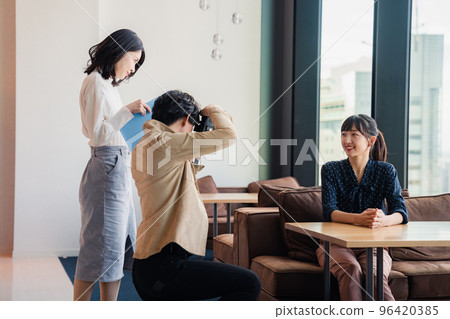 拍攝廣告照片的攝影師 96420385