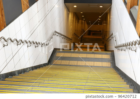 京阪電鐵中之島線渡邊橋站下樓梯 96420712