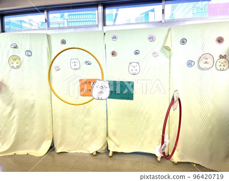 在幼兒園教室舉行的遊戲派對 96420719