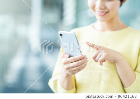 操作智能手機的年輕女性(零件模型) 操作智能手機的年輕女性(零件模型) 96421168