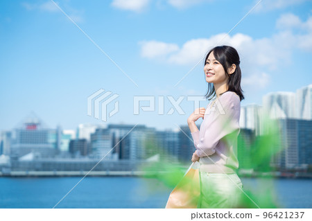 年輕女性購物 年輕女性購物 96421237