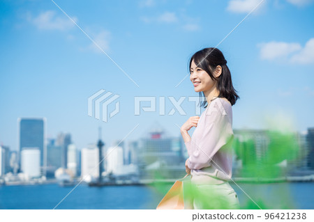 年輕女性購物 年輕女性購物 96421238