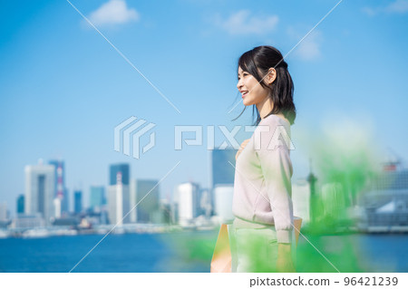 年輕女性購物 年輕女性購物 96421239