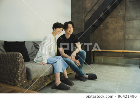 一對夫婦在沙發上放鬆 96421490