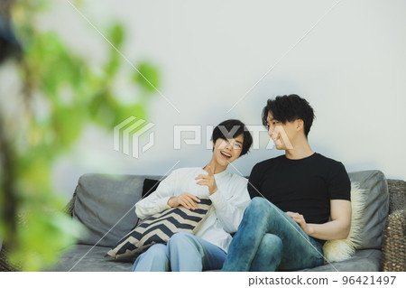 一對夫婦在沙發上放鬆 96421497