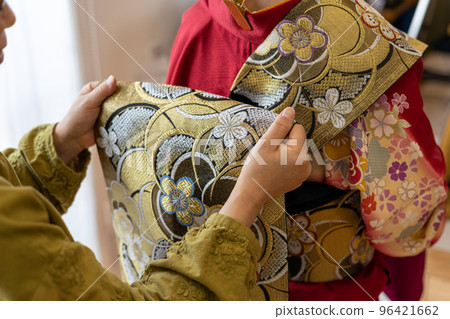 Dressing a young woman in furisode Dressing a young woman in furisode 96421662