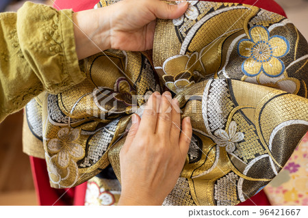 Dressing a young woman in furisode 96421667
