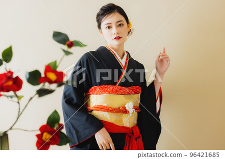 黑色長袖和服的女人 96421685