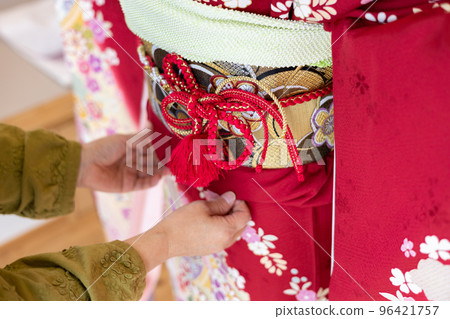Dressing a young woman in furisode 96421757