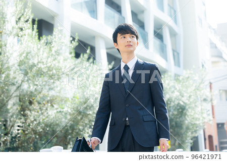 戶外散步的商人 96421971