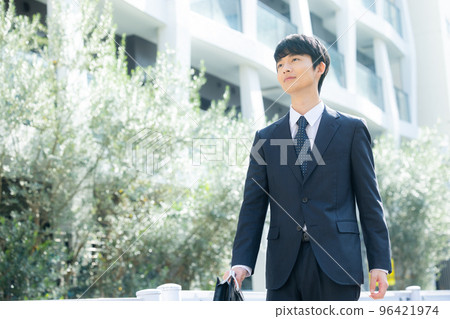 戶外散步的商人 96421974
