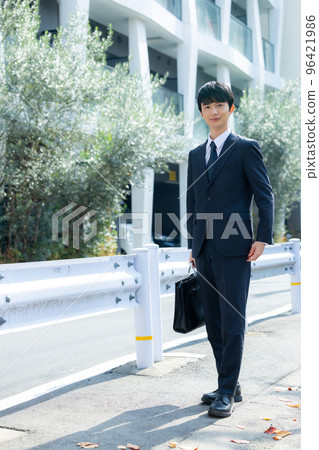 Businessman walking outdoors 96421986