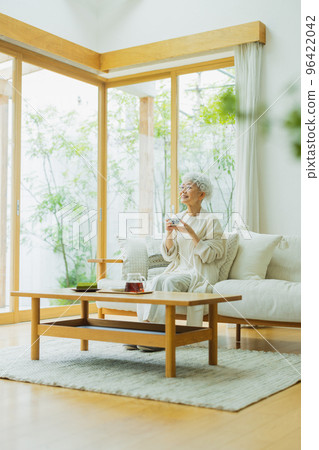 Lifestyle woman with silver hair 96422042