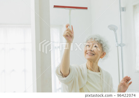 Lifestyle woman with silver hair 96422074