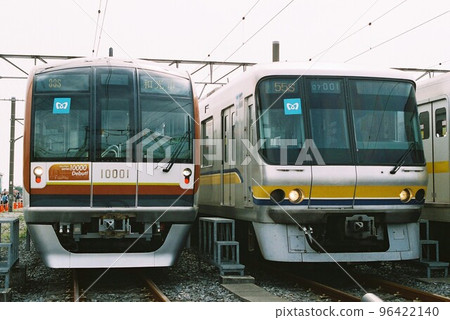 東京地鐵10000系列和07系列在車站排隊（貼有10000系列首次亮相紀念車標） 96422140