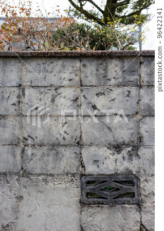 又舊又髒的砌塊牆 又舊又髒的砌塊牆 96422141