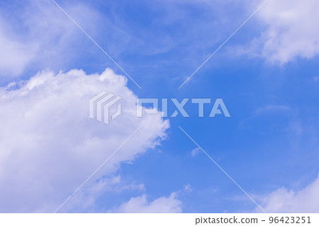 藍天和夏天雲彩 96423251