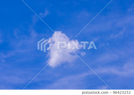 藍天和夏天雲彩 96423252
