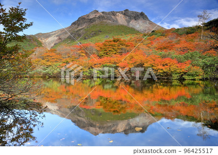 Mt. Chausu and autumn leaves reflected in Mt. Mt. Chausu and autumn leaves reflected in Mt. 96425517