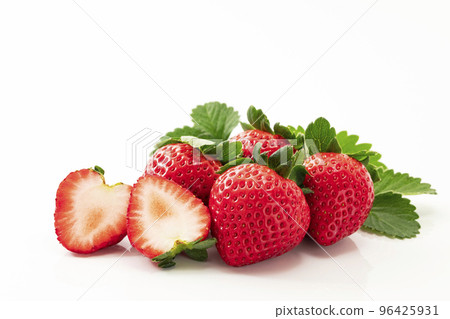白色背景上有葉子的草莓 96425931