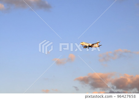 Takeoff and landing at Osaka Itami Airport 96427658