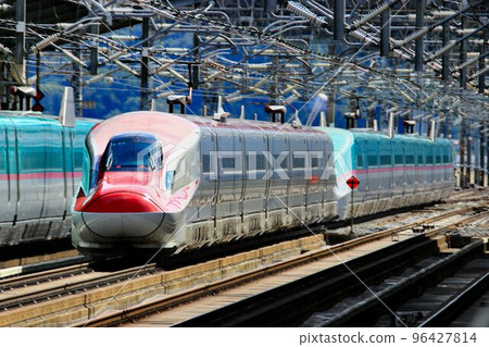 At Fukushima Station on the Akita Shinkansen E6 Series "Komachi" that connects Mutsuji with Akita 96427814