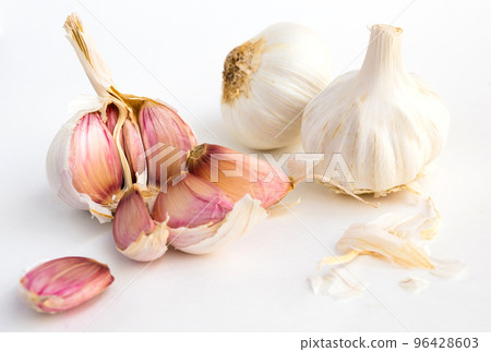 garlic heads and cloves on white background garlic heads and cloves on white background 96428603