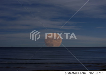 Photo of the moon rising over the sea Photo of the moon rising over the sea 96428745