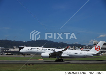 Takeoff and landing at Osaka Itami Airport Takeoff and landing at Osaka Itami Airport 96428826