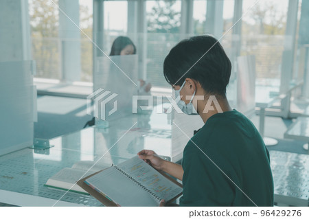 大學生 學習 念書 96429276