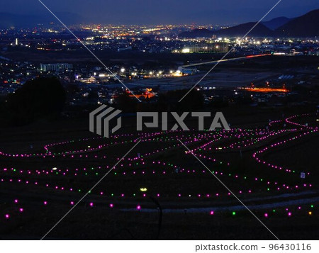 長野縣千曲市燈火通明的大幕梯田“田後之月” 96430116