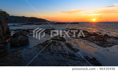 The sunrise sky and the sunrise seen from Ebisu Island, Shimoda City, Shizuoka Prefecture 96430496