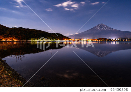 Night view of upside-down Fuji reflected in Lake Kawaguchi Night view of upside-down Fuji reflected in Lake Kawaguchi 96430898