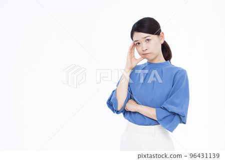 A business woman in her thirties who is holding her head and suffering 96431139