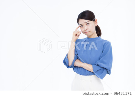 A business woman in her thirties who is worried 96431171