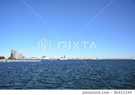 Scenery of the sea seen from near Yokohama Shinko, Kanagawa Prefecture Scenery of the sea seen from near Yokohama Shinko, Kanagawa Prefecture 96431244